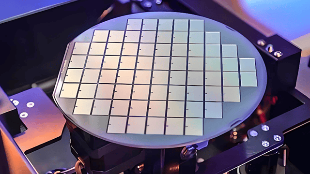 皇冠信用网注册_成功逆向ASML 中国首台EUV光刻机原型机组装