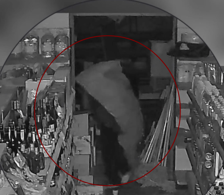 皇冠2登录welcome_青岛某超市凌晨突然出现神秘黑影皇冠2登录welcome，披着烂麻袋低着头，当他终于转过脸来，警察都气笑了